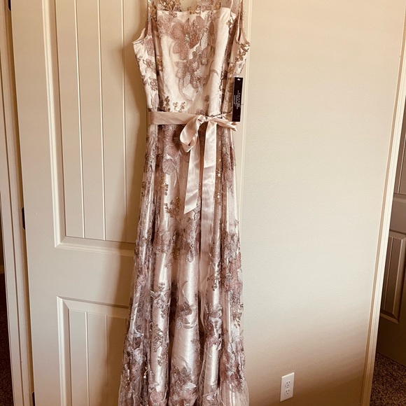 TAHARI Arthur S. Levine,  dress in size M color Rose Gold and cream background - Picture 15 of 16